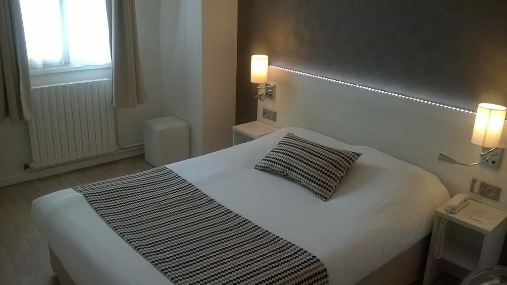 Contact Hotel Du Cerf Шато-Ґонтьє Номер фото
