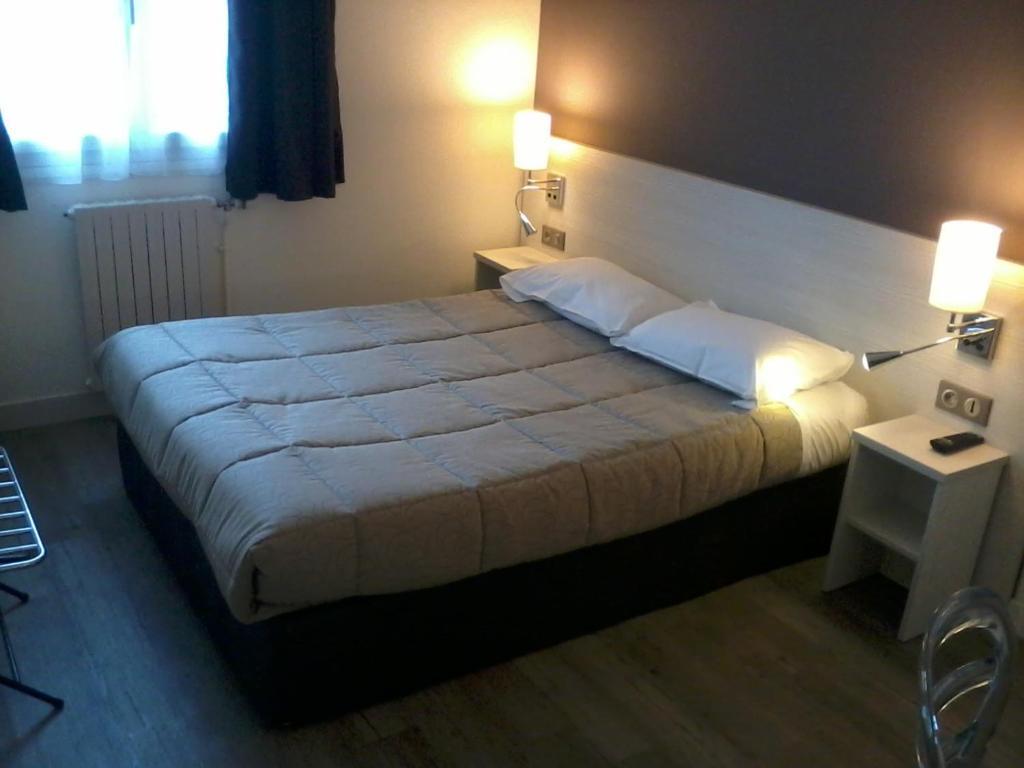 Contact Hotel Du Cerf Шато-Ґонтьє Номер фото