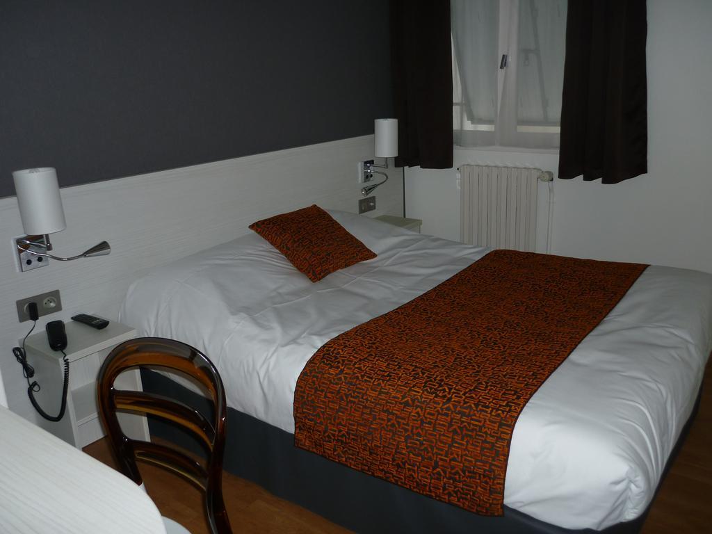 Contact Hotel Du Cerf Шато-Ґонтьє Номер фото