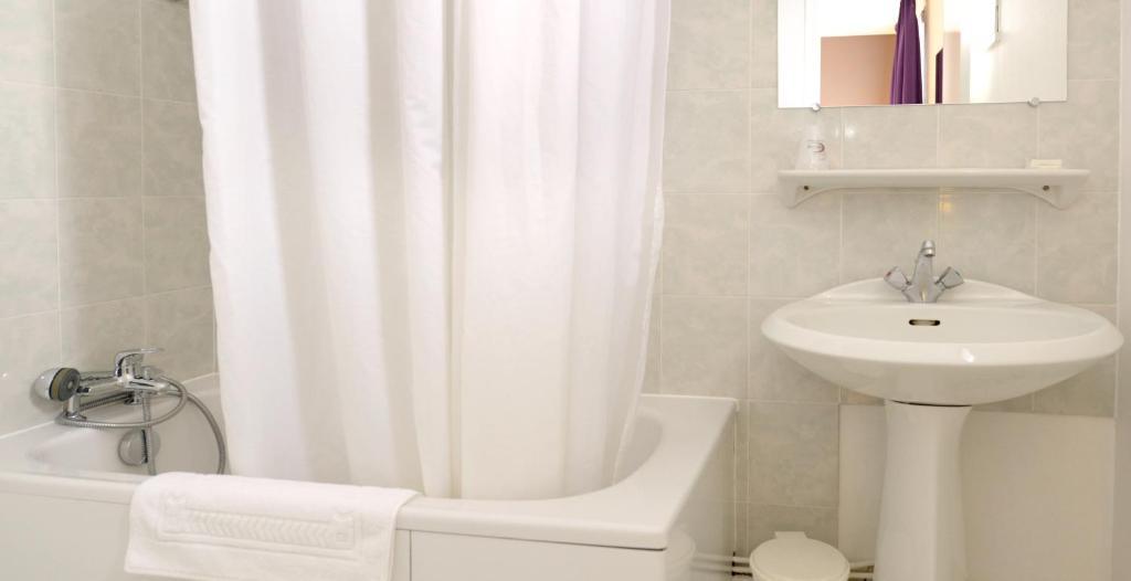 Contact Hotel Du Cerf Шато-Ґонтьє Номер фото